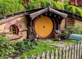 Rhode Island Sports Club Offers Middle-Earth Dinners in a Hobbit Hole