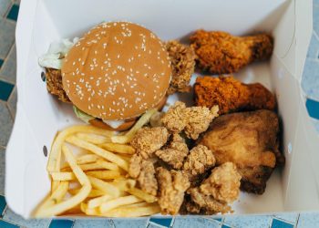 Georgia Grandmother Finds $500 in Her KFC Meal, Returns Money Despite Being $2M in Debt