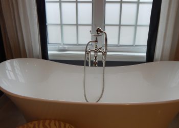 Elderly Woman Survives 9 Days Stuck in a Bathtub After Falling