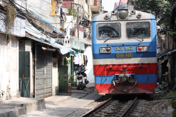 a100025_train-passing_2-narrow-stree.jpg