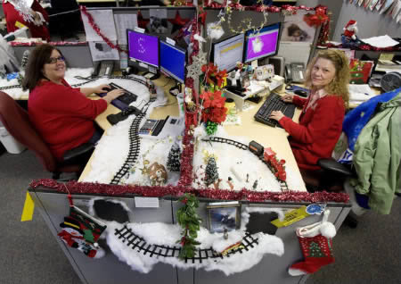 12 Coolest Pimped Cubicles - decorated cubicle - Oddee