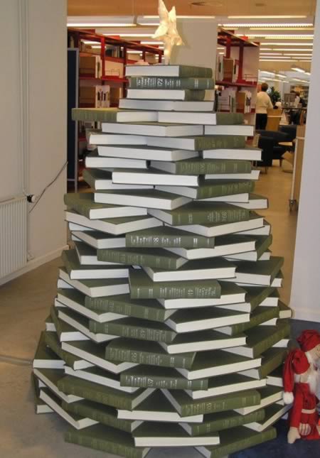 10 of the geekiest christmas trees geekiest christmas trees oddee 5book christmas tree