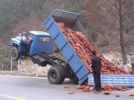 a98187_truck-crash_9-overload.jpg