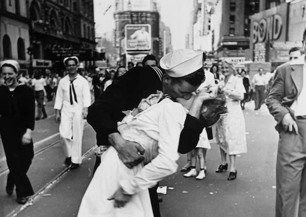 Traditional first kiss upon return of USS Oak Hill exchanged between two  lesbian sailors 