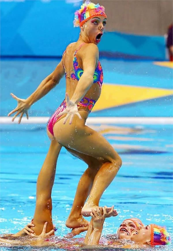 13 Perfectly Timed Photos in Synchronized Swimming Oddee