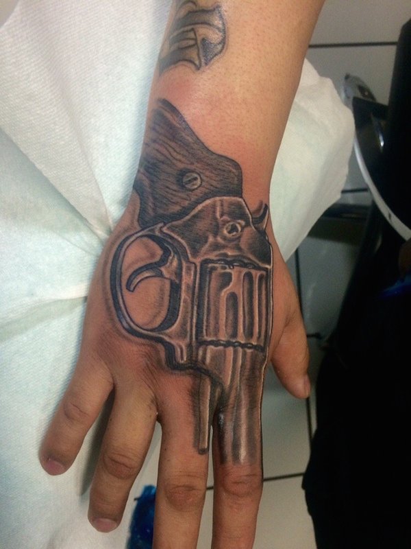 15 Awesome Hand Tattoos Oddee 15 Awesome Hand Tattoos Oddee