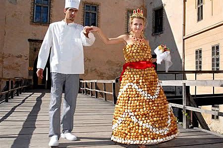 12 of the Most Bizarre Wedding Dresses ...